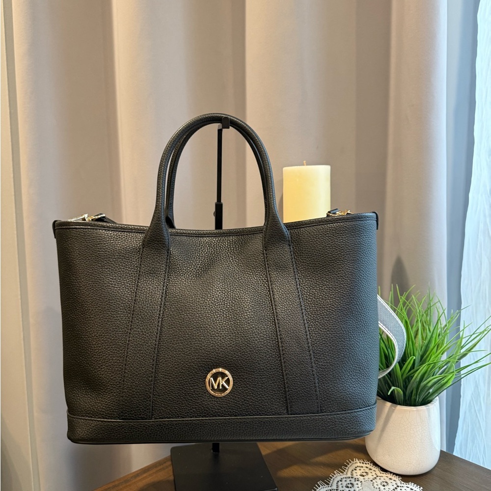 NWT Michael Kors Black Pebbled Leather Medium Luisa Satchel